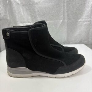 UGG Laurelle Women's Black suede Ankle Boots EUC